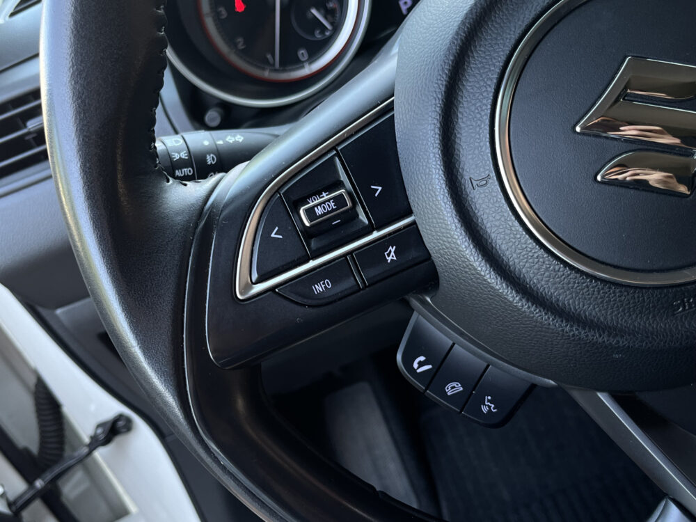 Suzuki Swift 1.2 Style Smart Hybrid // DODEHOEK // ADAPT. CRUISE // CAMERA+SENSOREN // STOELVERWARMING // APPLE-ANDROID AUTO // 17