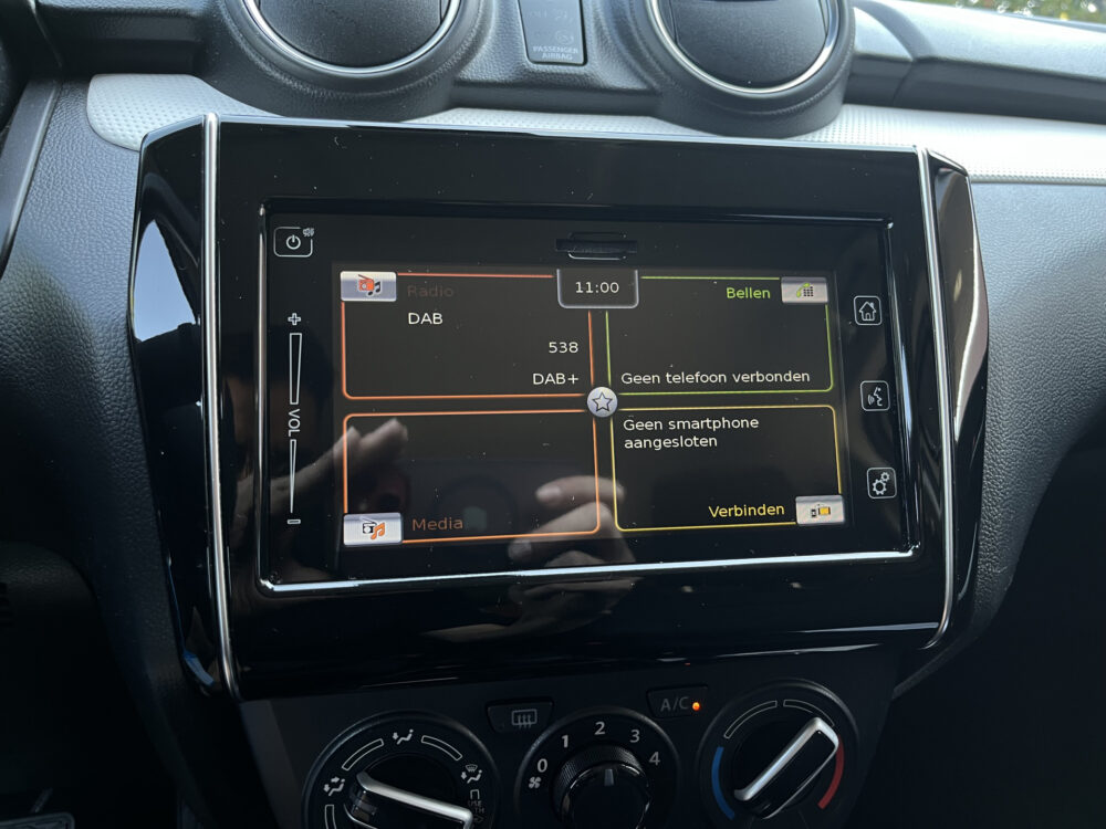 Suzuki Swift 1.2 Style Smart Hybrid // DODEHOEK // ADAPT. CRUISE // CAMERA+SENSOREN // STOELVERWARMING // APPLE-ANDROID AUTO // 25