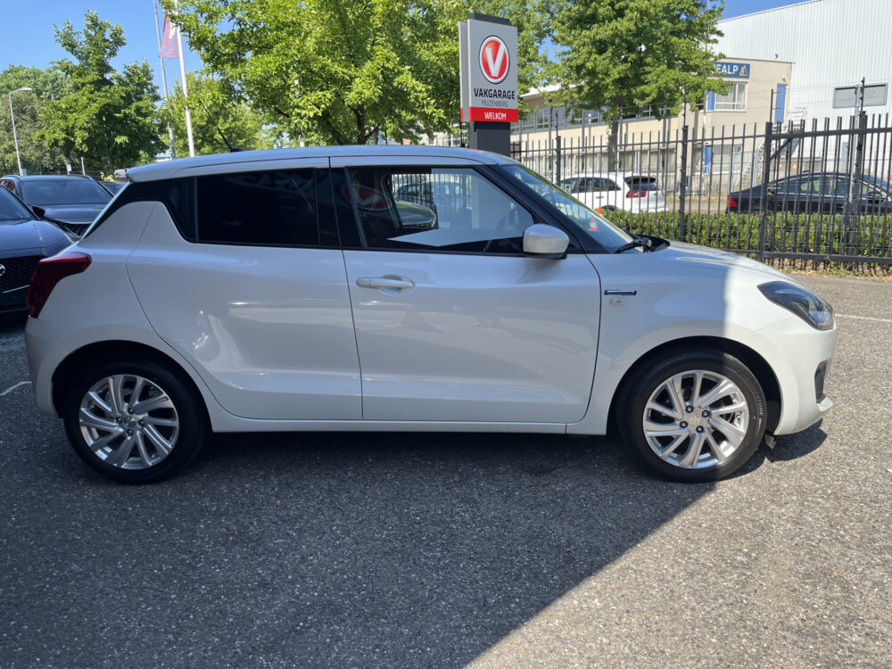Suzuki Swift 1.2 Style Smart Hybrid // DODEHOEK // ADAPT. CRUISE // CAMERA+SENSOREN // STOELVERWARMING // APPLE-ANDROID AUTO // 8