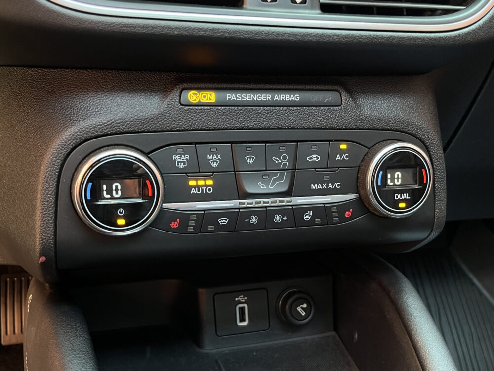 Ford FOCUS Wagon 1.5 EcoBoost Vignale // LEDER+ELEK STOEL // SCHUIF-KANTELDAK // HEAD-UP DISPLAY // B&O SOUND // KEYLESS // CAMERA // WINTERPACK  28