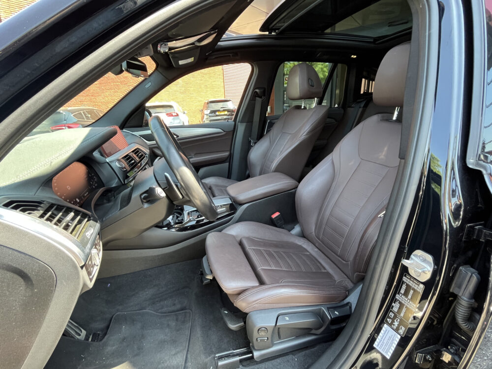 BMW X3 xDrive20i High Executive // NAVI // CAMERA // TREKHAAK // PANO -SCHUIF KANTELDAK // M-PAKKET!! // 10