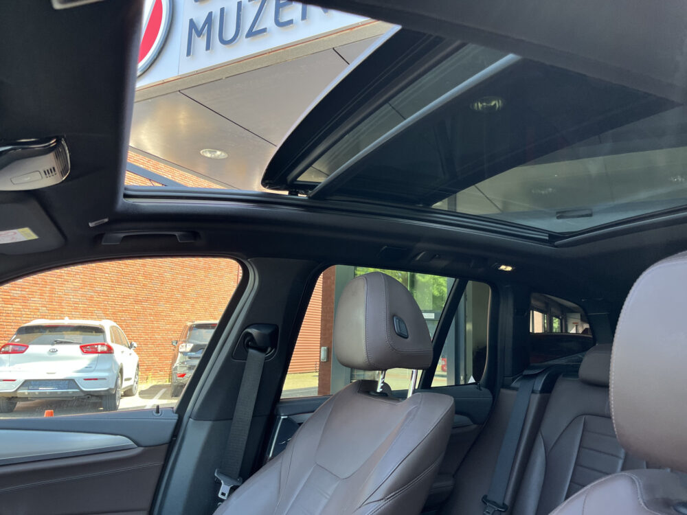 BMW X3 xDrive20i High Executive // NAVI // CAMERA // TREKHAAK // PANO -SCHUIF KANTELDAK // M-PAKKET!! // 11