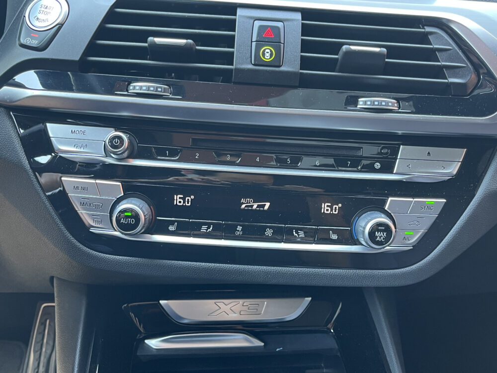BMW X3 xDrive20i High Executive // NAVI // CAMERA // TREKHAAK // PANO -SCHUIF KANTELDAK // M-PAKKET!! // 24