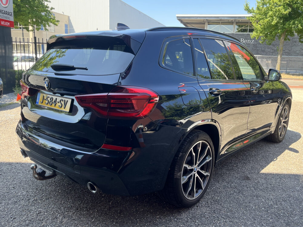 BMW X3 xDrive20i High Executive // NAVI // CAMERA // TREKHAAK // PANO -SCHUIF KANTELDAK // M-PAKKET!! // 4