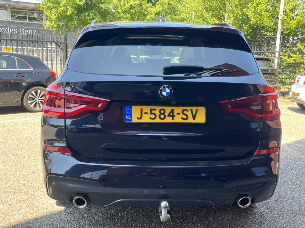 BMW X3 xDrive20i High Executive // NAVI // CAMERA // TREKHAAK // PANO -SCHUIF KANTELDAK // M-PAKKET!! // 5