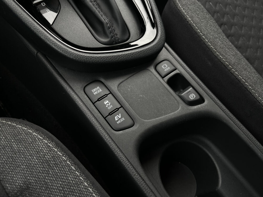 Toyota Yaris Cross 1.5 Hybrid 115 First Edition // ADAPT. CRUISE // KEYLESS // APPLE-ANDROID AUTO // CAMERA // STOELVERWARMING // 32