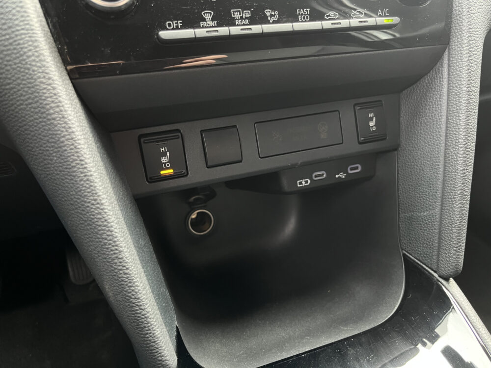 Toyota Yaris Cross 1.5 Hybrid 115 First Edition // ADAPT. CRUISE // KEYLESS // APPLE-ANDROID AUTO // CAMERA+SENSOREN // STOELVERWARMING // 23