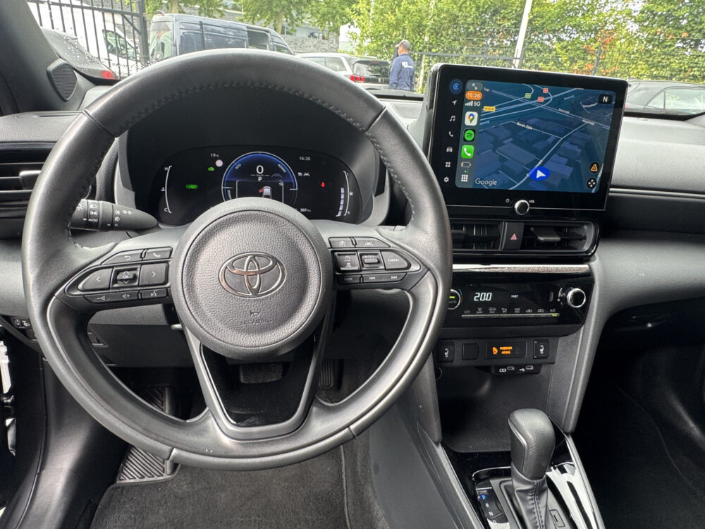 Toyota Yaris Cross 1.5 Hybrid 115 First Edition // ADAPT. CRUISE // KEYLESS // APPLE-ANDROID AUTO // CAMERA+SENSOREN // STOEL + STUUR VERWARMING // 10