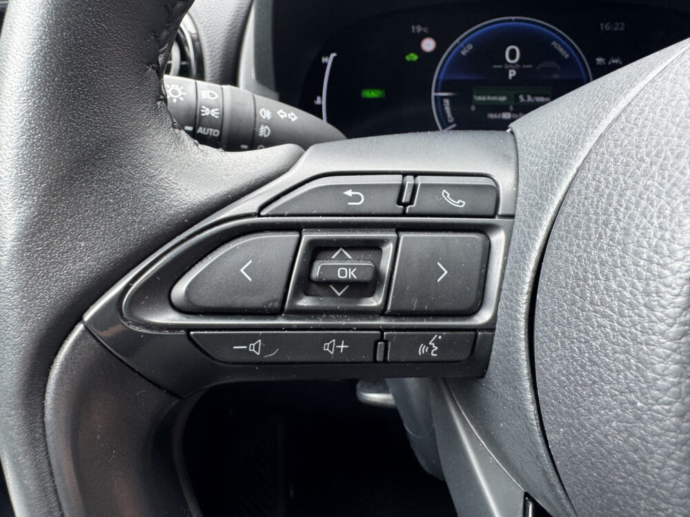 Toyota Yaris Cross 1.5 Hybrid 115 First Edition // ADAPT. CRUISE // KEYLESS // APPLE-ANDROID AUTO // CAMERA+SENSOREN // STOEL + STUUR VERWARMING // 11