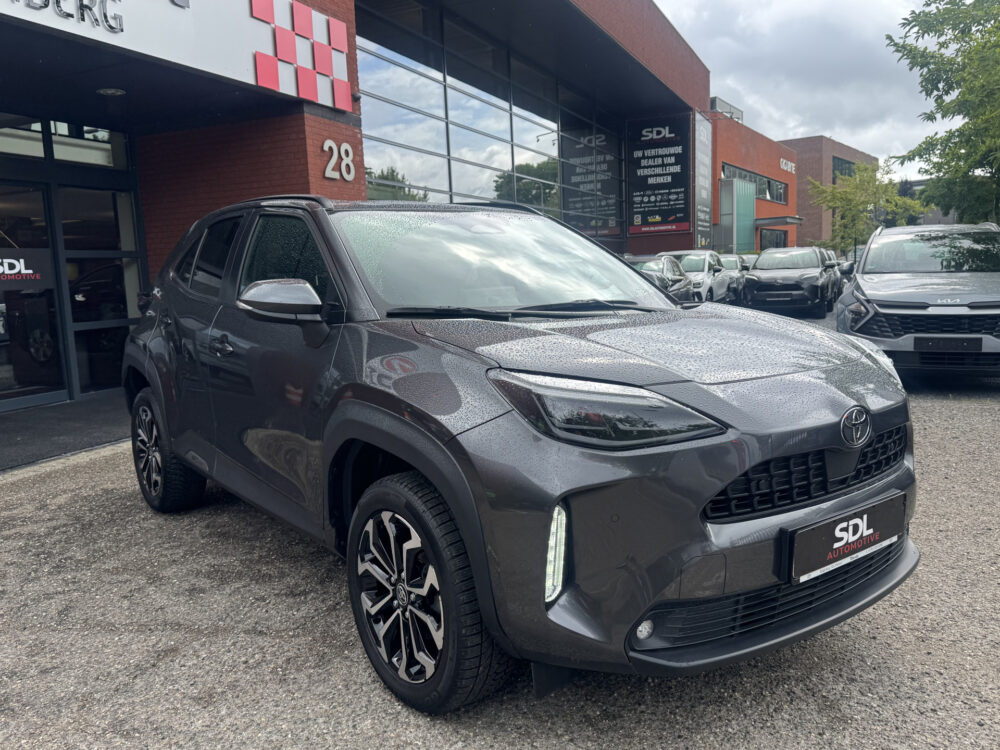 Toyota Yaris Cross 1.5 Hybrid 115 First Edition // ADAPT. CRUISE // KEYLESS // APPLE-ANDROID AUTO // CAMERA+SENSOREN // STOEL + STUUR VERWARMING // 2