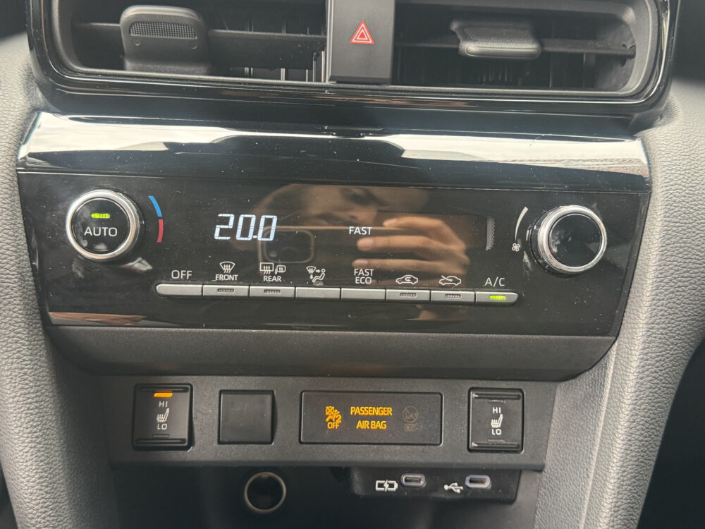 Toyota Yaris Cross 1.5 Hybrid 115 First Edition // ADAPT. CRUISE // KEYLESS // APPLE-ANDROID AUTO // CAMERA+SENSOREN // STOEL + STUUR VERWARMING // 20