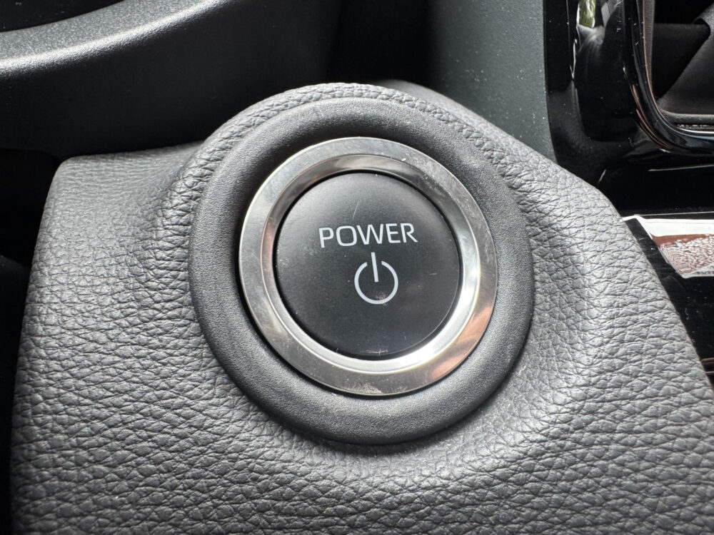 Toyota Yaris Cross 1.5 Hybrid 115 First Edition // ADAPT. CRUISE // KEYLESS // APPLE-ANDROID AUTO // CAMERA+SENSOREN // STOEL + STUUR VERWARMING // 24