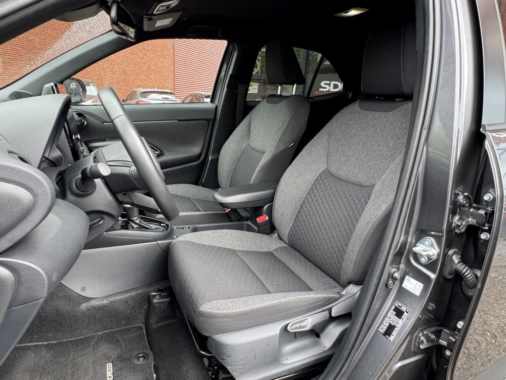 Toyota Yaris Cross 1.5 Hybrid 115 First Edition // ADAPT. CRUISE // KEYLESS // APPLE-ANDROID AUTO // CAMERA+SENSOREN // STOEL + STUUR VERWARMING // 8