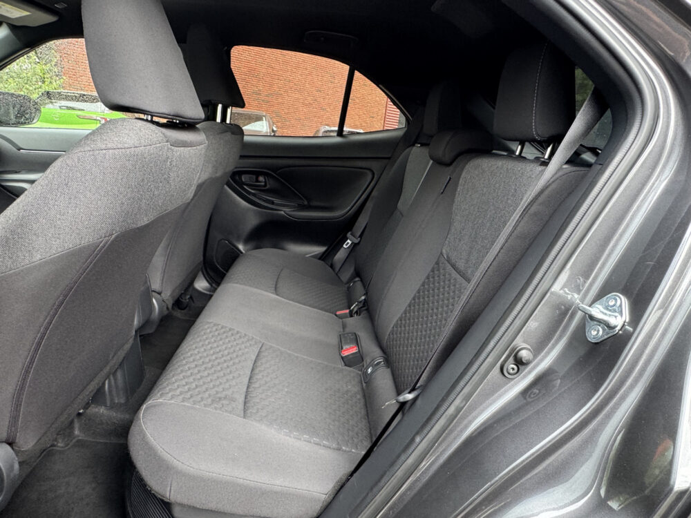 Toyota Yaris Cross 1.5 Hybrid 115 First Edition // ADAPT. CRUISE // KEYLESS // APPLE-ANDROID AUTO // CAMERA+SENSOREN // STOEL + STUUR VERWARMING // 9