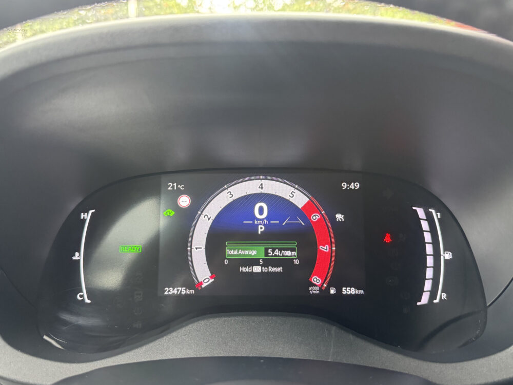 Toyota Yaris Cross 1.5 Hybrid 115 First Edition // ADAPT. CRUISE // KEYLESS // APPLE-ANDROID AUTO // CAMERA+SENSOREN // STOEL + STUUR VERWARMING // 18