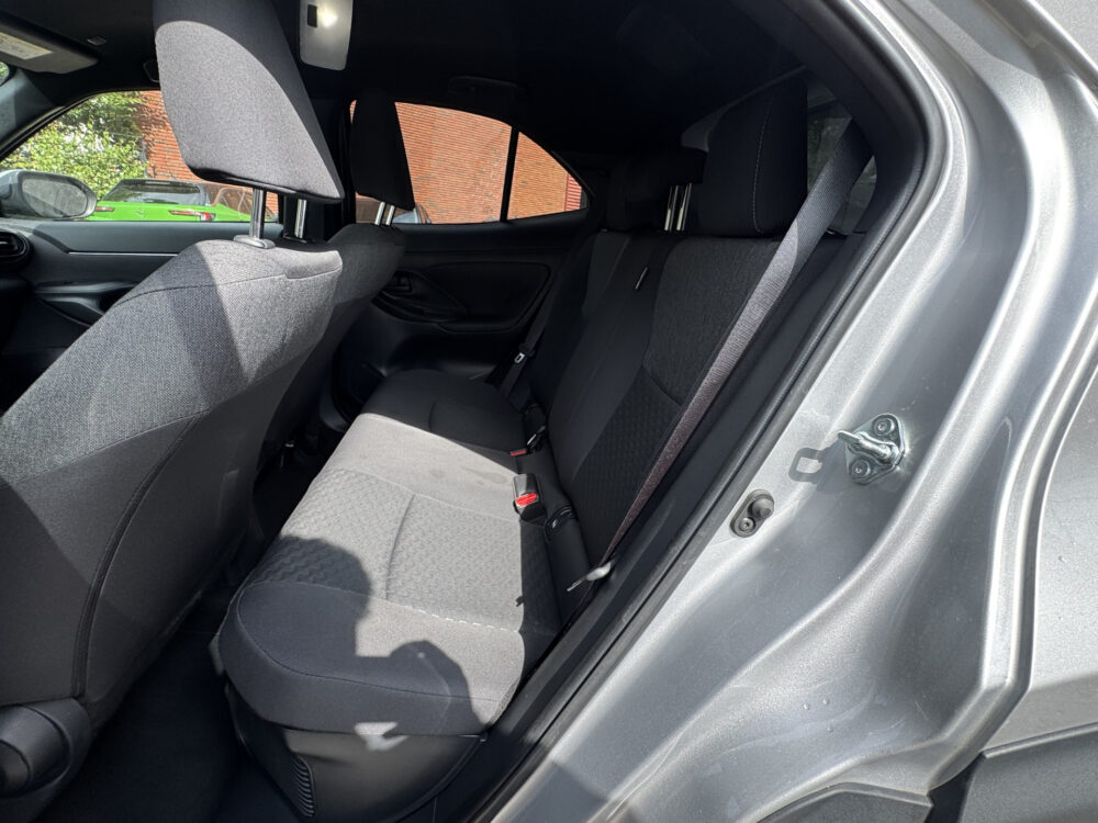 Toyota Yaris Cross 1.5 Hybrid 115 First Edition // ADAPT. CRUISE // KEYLESS // APPLE-ANDROID AUTO // CAMERA+SENSOREN // STOEL + STUUR VERWARMING // 10