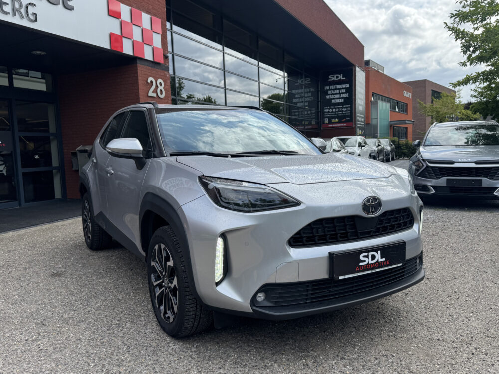 Toyota Yaris Cross 1.5 Hybrid 115 First Edition // ADAPT. CRUISE // KEYLESS // APPLE-ANDROID AUTO // CAMERA+SENSOREN // STOEL + STUUR VERWARMING // 2