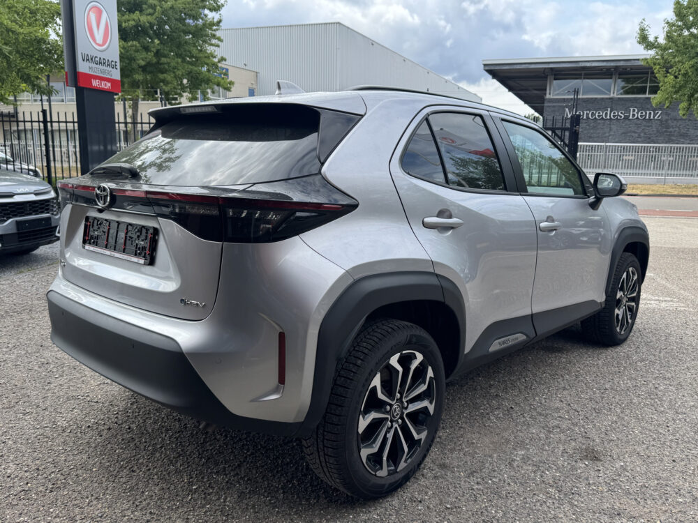 Toyota Yaris Cross 1.5 Hybrid 115 First Edition // ADAPT. CRUISE // KEYLESS // APPLE-ANDROID AUTO // CAMERA+SENSOREN // STOEL + STUUR VERWARMING // 4