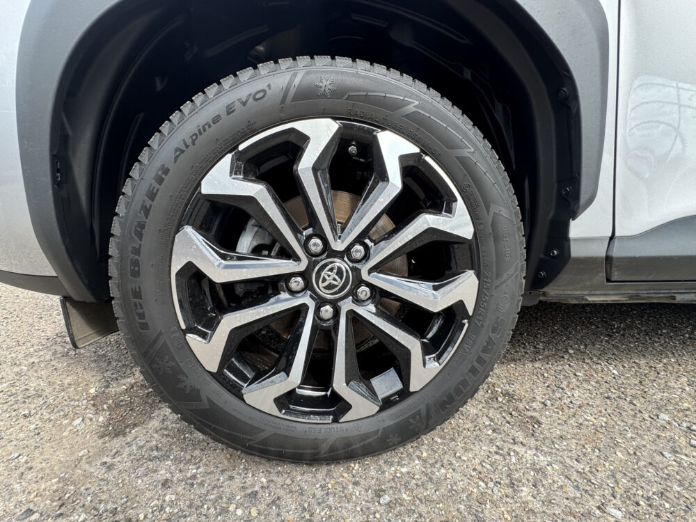 Toyota Yaris Cross 1.5 Hybrid 115 First Edition // ADAPT. CRUISE // KEYLESS // APPLE-ANDROID AUTO // CAMERA+SENSOREN // STOEL + STUUR VERWARMING // 8