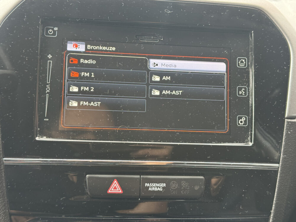 Suzuki Vitara 1.6 Exclusive // TREKHAAK // NAVI // CLIMA // CRUISE // CAMERA // STOEL VERWARMING // APPLE CARPLAY-ANDROID AUTO // 19