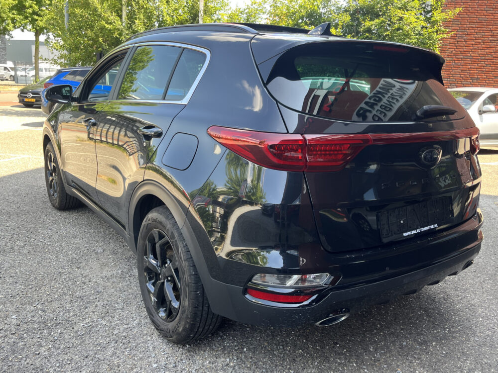 Kia Sportage 1.6 T-GDI Black Edition // NAVI // JBL PREMIUM AUDIO // CRUISE // PANO-SCHUIF KANTEL DAK // DODEN HOEK SENSOR // 3