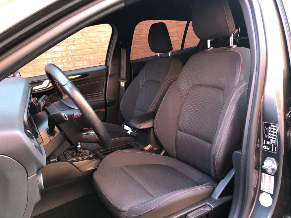 Ford FOCUS Wagon 1.5 EcoBoost ST Line // AFN. TREKHAAK // KEYLESS // WINTERPACK // CAMERA+SENSOREN // NAVI+CARPLAY // 17