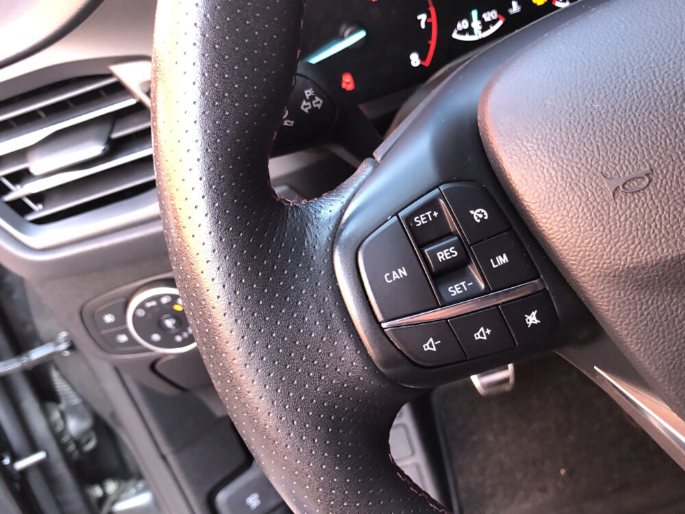 Ford FOCUS Wagon 1.5 EcoBoost ST Line // AFN. TREKHAAK // KEYLESS // WINTERPACK // CAMERA+SENSOREN // NAVI+CARPLAY // 22