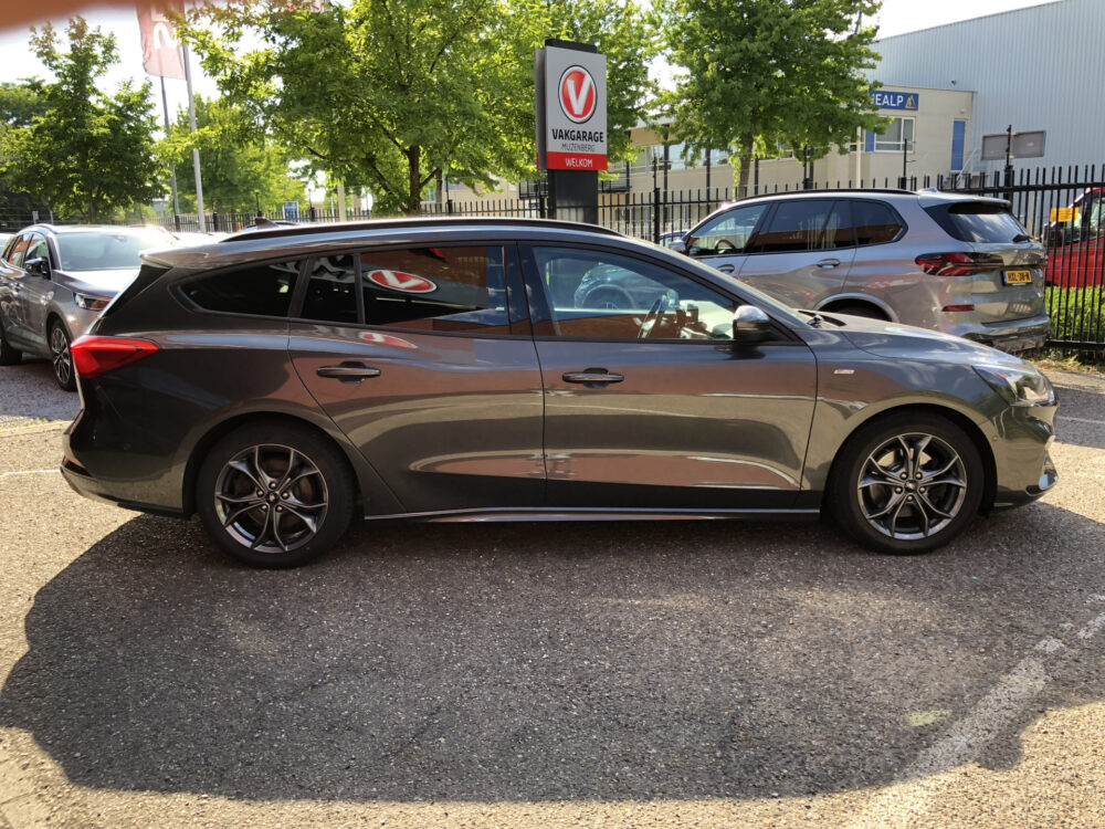 Ford FOCUS Wagon 1.5 EcoBoost ST Line // AFN. TREKHAAK // KEYLESS // WINTERPACK // CAMERA+SENSOREN // NAVI+CARPLAY // 8