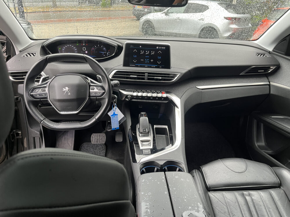 Peugeot 5008 1.6 Turbo Allure 181PK! // LEDER // ELEK.STOEL+GEHEUGEN // SCHUIF-KANTELDAK // CAMERA+SENSOREN // NAVI // STOELVERWARMING // 19