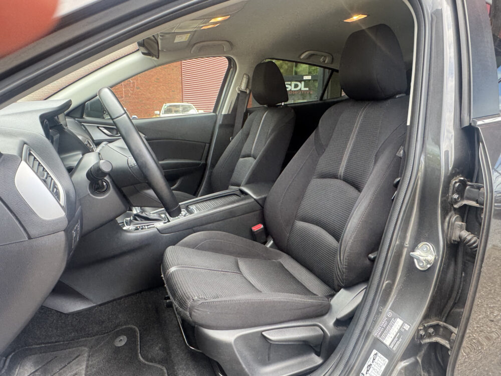 Mazda 3 2.0 SkyActiv-G 120 GT-M // NAVI // CAMERA // HEAD UP DISPLAY // CRUISE // STOEL + STUUR VERWARMING // DAB RADIO // 10