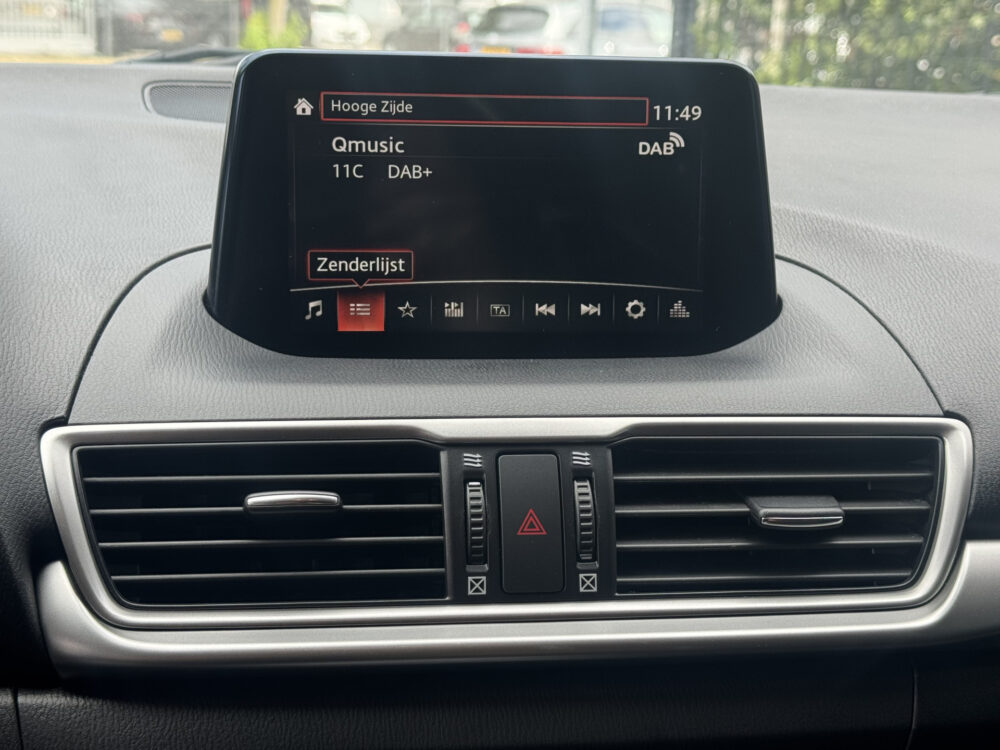 Mazda 3 2.0 SkyActiv-G 120 GT-M // NAVI // CAMERA // HEAD UP DISPLAY // CRUISE // STOEL + STUUR VERWARMING // DAB RADIO // 19