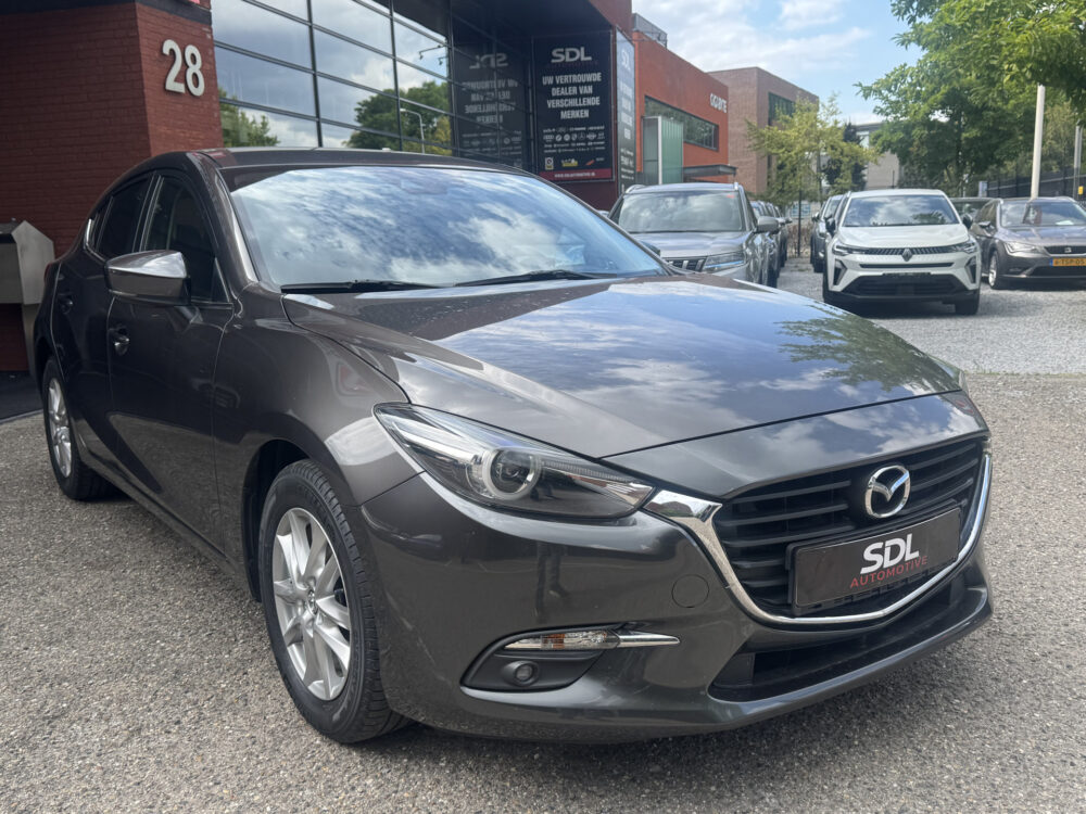 Mazda 3 2.0 SkyActiv-G 120 GT-M // NAVI // CAMERA // HEAD UP DISPLAY // CRUISE // STOEL + STUUR VERWARMING // DAB RADIO // 2