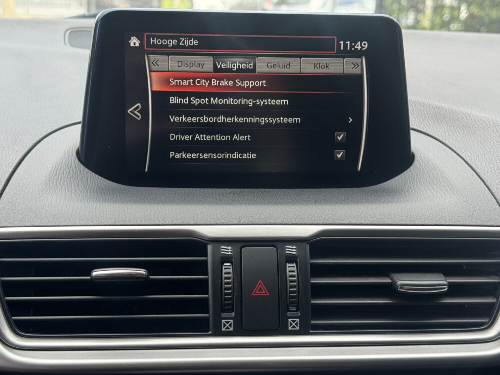 Mazda 3 2.0 SkyActiv-G 120 GT-M // NAVI // CAMERA // HEAD UP DISPLAY // CRUISE // STOEL + STUUR VERWARMING // DAB RADIO // 20