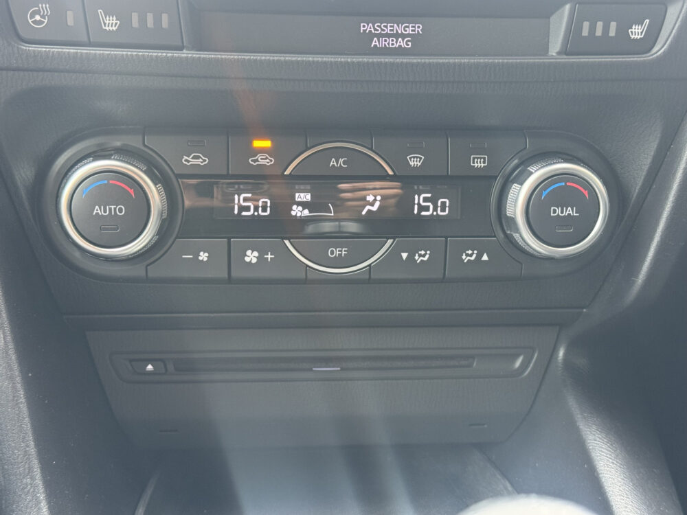 Mazda 3 2.0 SkyActiv-G 120 GT-M // NAVI // CAMERA // HEAD UP DISPLAY // CRUISE // STOEL + STUUR VERWARMING // DAB RADIO // 22