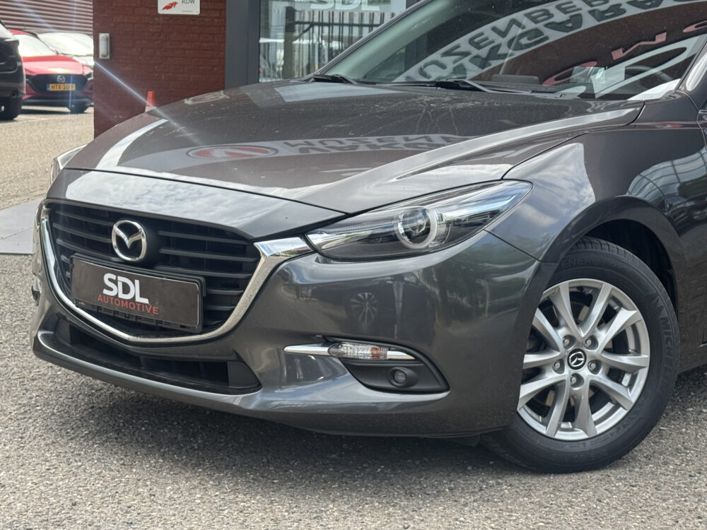 Mazda 3 2.0 SkyActiv-G 120 GT-M // NAVI // CAMERA // HEAD UP DISPLAY // CRUISE // STOEL + STUUR VERWARMING // DAB RADIO // 6