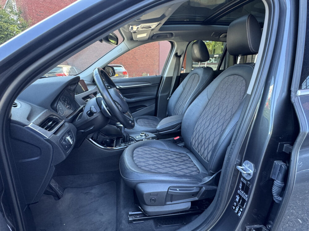 BMW X1 xDrive20i Executive // PANO / SCHUIF- KANTELDAK // NAVI // PDC V+A // CRUISE // TREKHAAK // ELEK. ACHTERKLEP // 10