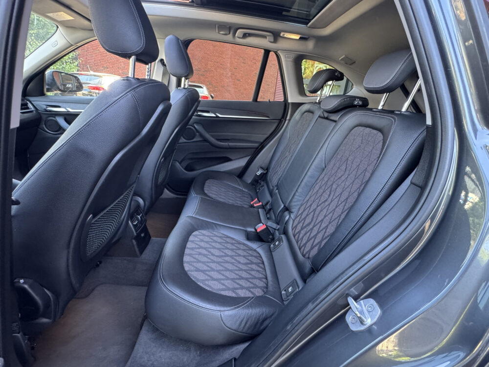 BMW X1 xDrive20i Executive // PANO / SCHUIF- KANTELDAK // NAVI // PDC V+A // CRUISE // TREKHAAK // ELEK. ACHTERKLEP // 13