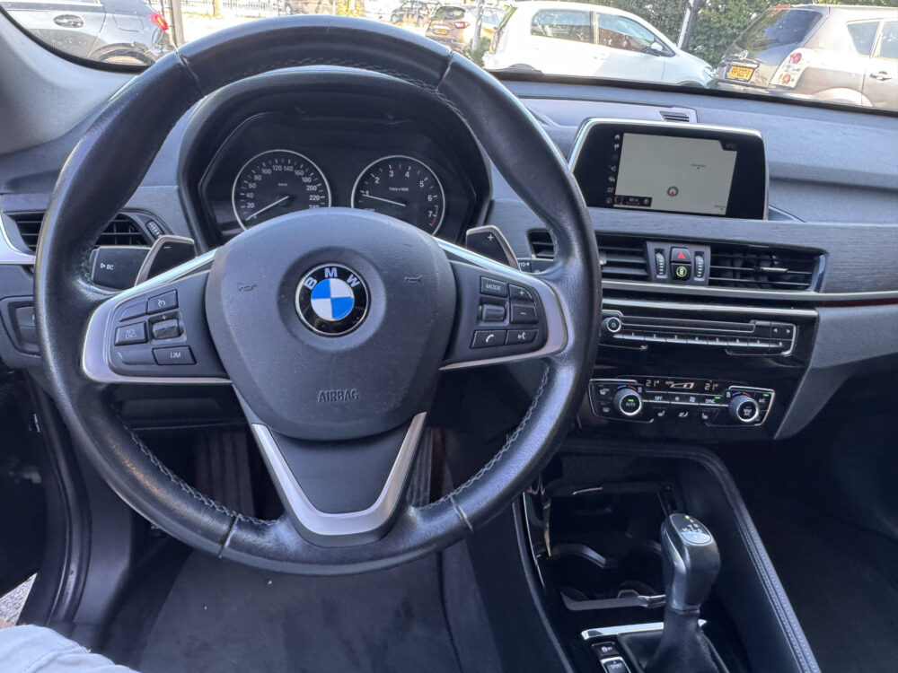 BMW X1 xDrive20i Executive // PANO / SCHUIF- KANTELDAK // NAVI // PDC V+A // CRUISE // TREKHAAK // ELEK. ACHTERKLEP // 14