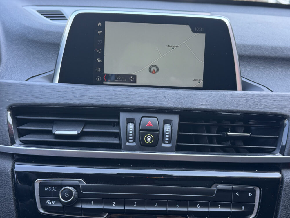 BMW X1 xDrive20i Executive // PANO / SCHUIF- KANTELDAK // NAVI // PDC V+A // CRUISE // TREKHAAK // ELEK. ACHTERKLEP // 17