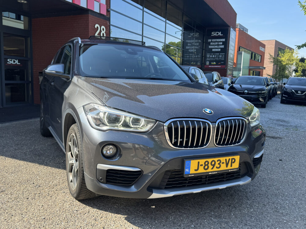BMW X1 xDrive20i Executive // PANO / SCHUIF- KANTELDAK // NAVI // PDC V+A // CRUISE // TREKHAAK // ELEK. ACHTERKLEP // 2
