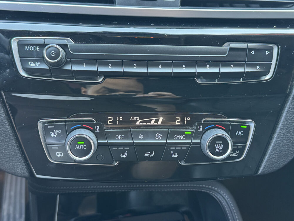 BMW X1 xDrive20i Executive // PANO / SCHUIF- KANTELDAK // NAVI // PDC V+A // CRUISE // TREKHAAK // ELEK. ACHTERKLEP // 20