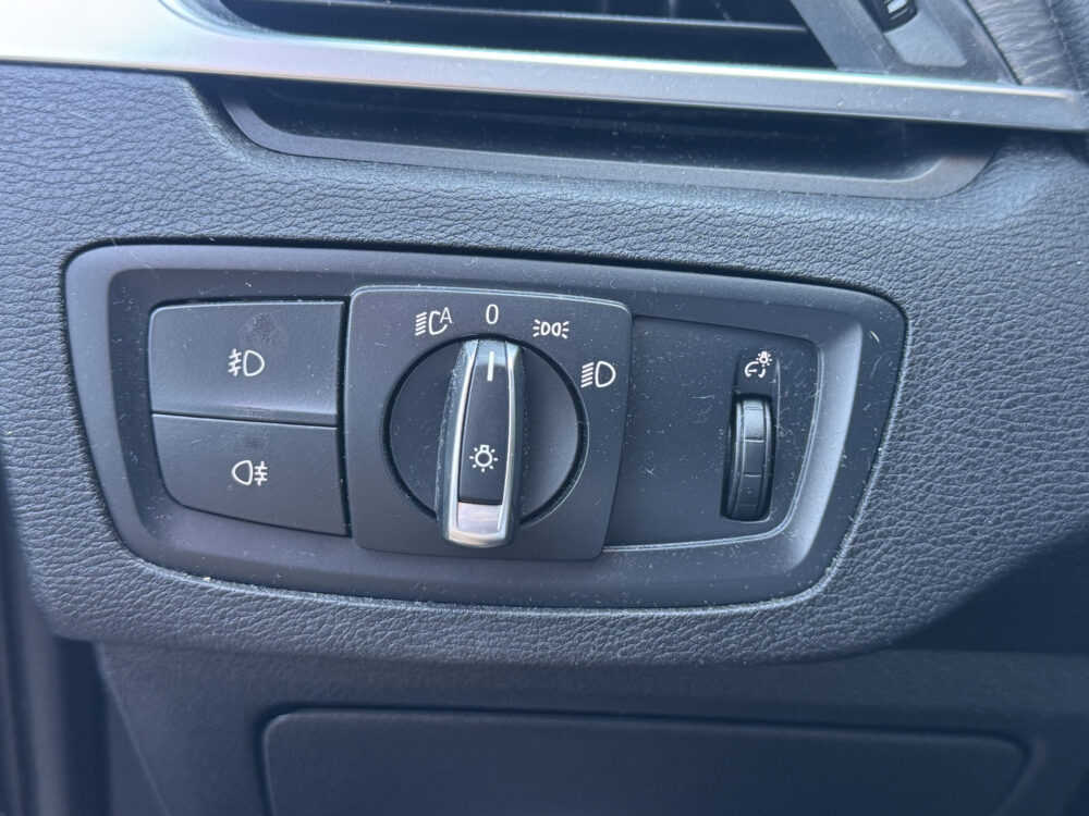 BMW X1 xDrive20i Executive // PANO / SCHUIF- KANTELDAK // NAVI // PDC V+A // CRUISE // TREKHAAK // ELEK. ACHTERKLEP // 23