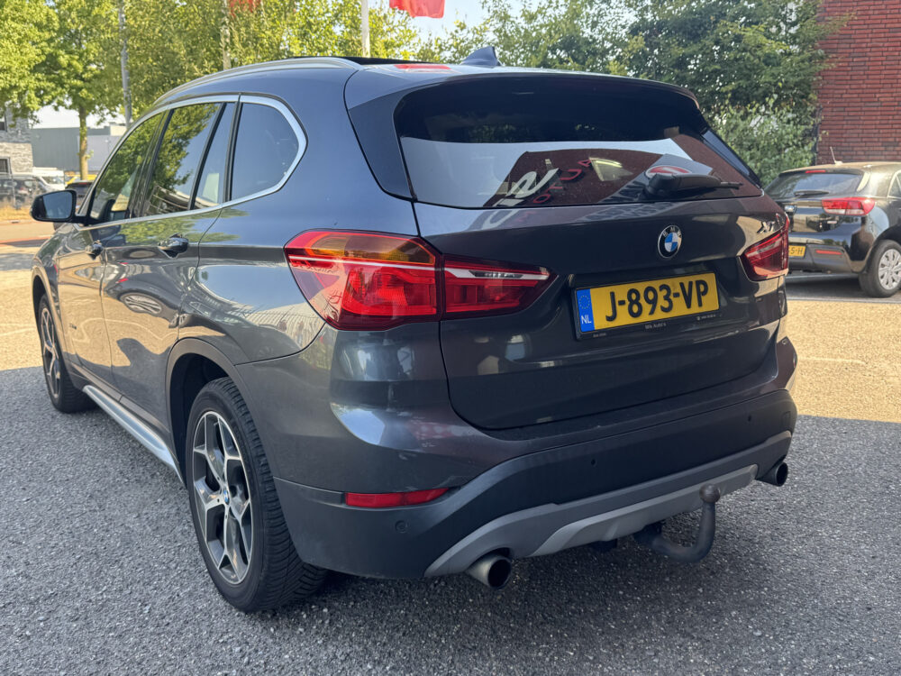 BMW X1 xDrive20i Executive // PANO / SCHUIF- KANTELDAK // NAVI // PDC V+A // CRUISE // TREKHAAK // ELEK. ACHTERKLEP // 3