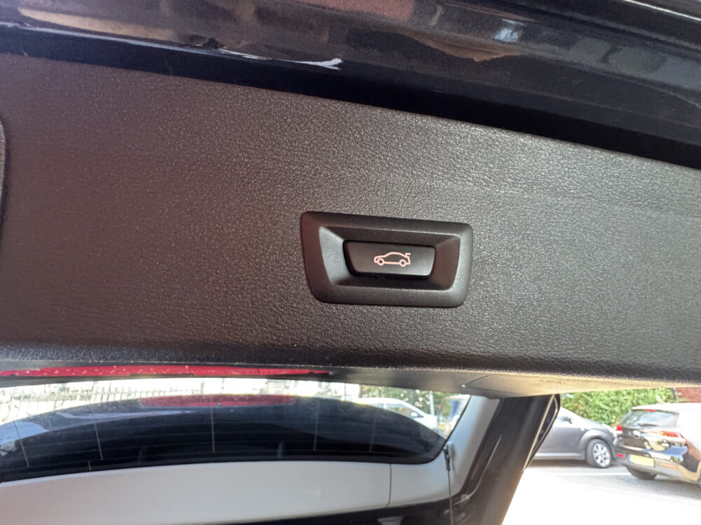 BMW X1 xDrive20i Executive // PANO / SCHUIF- KANTELDAK // NAVI // PDC V+A // CRUISE // TREKHAAK // ELEK. ACHTERKLEP // 30