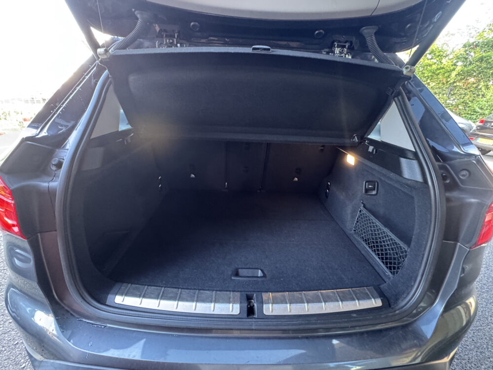 BMW X1 xDrive20i Executive // PANO / SCHUIF- KANTELDAK // NAVI // PDC V+A // CRUISE // TREKHAAK // ELEK. ACHTERKLEP // 32