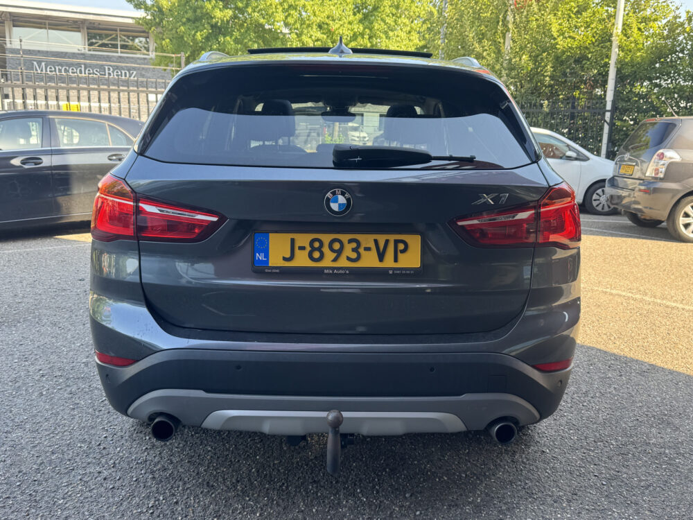 BMW X1 xDrive20i Executive // PANO / SCHUIF- KANTELDAK // NAVI // PDC V+A // CRUISE // TREKHAAK // ELEK. ACHTERKLEP // 5