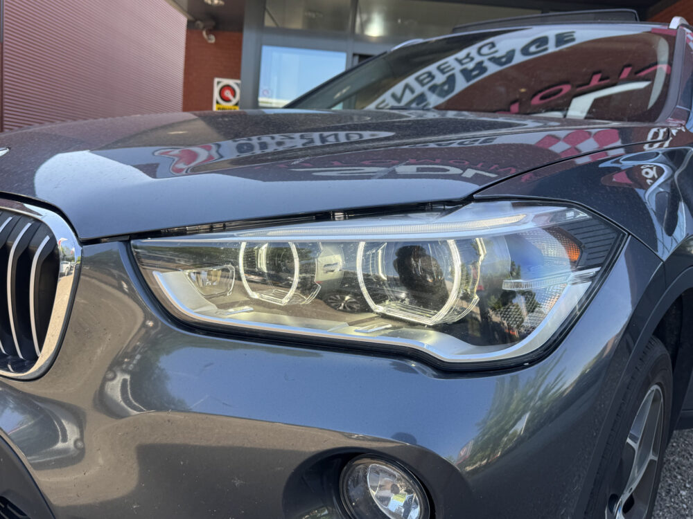 BMW X1 xDrive20i Executive // PANO / SCHUIF- KANTELDAK // NAVI // PDC V+A // CRUISE // TREKHAAK // ELEK. ACHTERKLEP // 8