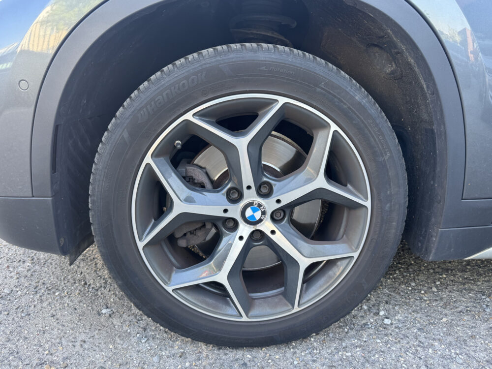 BMW X1 xDrive20i Executive // PANO / SCHUIF- KANTELDAK // NAVI // PDC V+A // CRUISE // TREKHAAK // ELEK. ACHTERKLEP // 9