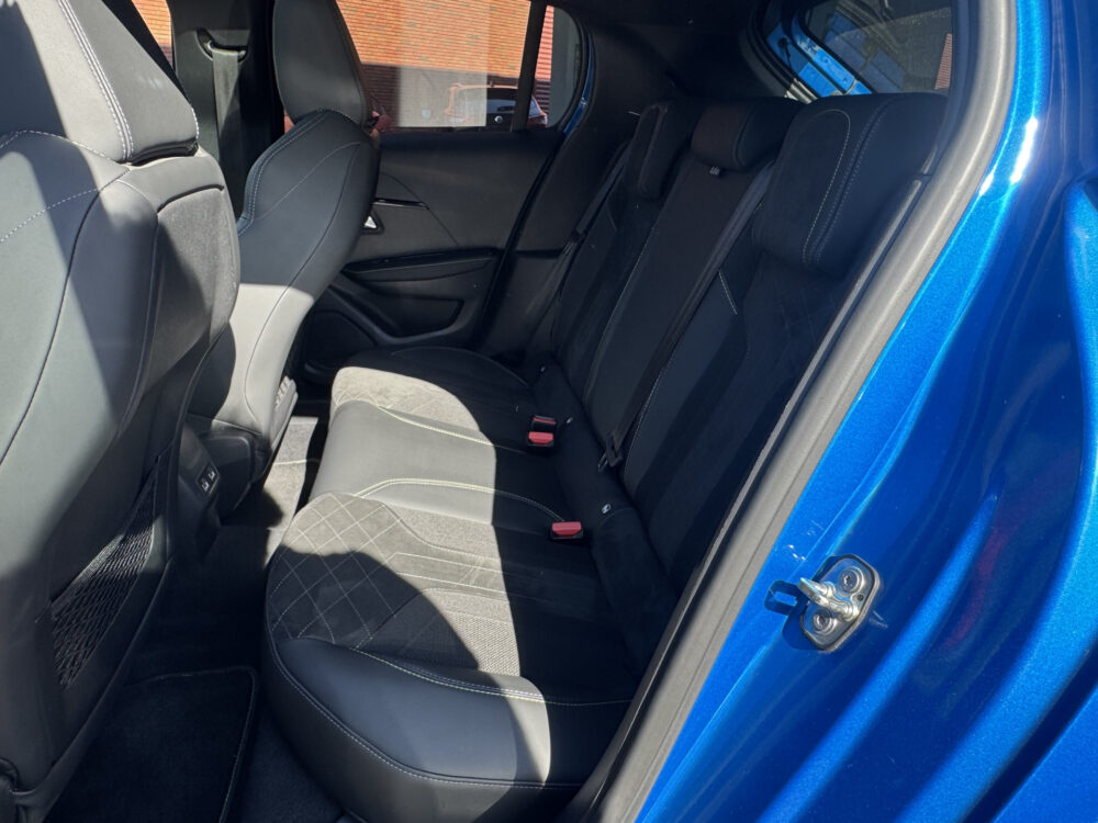 Peugeot 208 1.2 PureTech GT 131PK!! // NAVI // ADAPTIVE CRUISE // VIRTUAL COCKPIT // TREKHAAK // PANODAK // 12