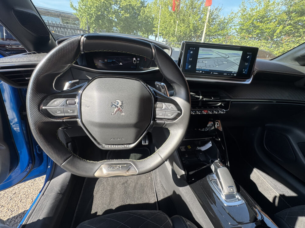 Peugeot 208 1.2 PureTech GT 131PK!! // NAVI // ADAPTIVE CRUISE // VIRTUAL COCKPIT // TREKHAAK // PANODAK // 14
